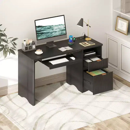 Scrivania da 55" con prese di corrente, vassoio per tastiera e cassetti – Nero / Rovere marrone / Rovere naturale / Noce, 1 persona