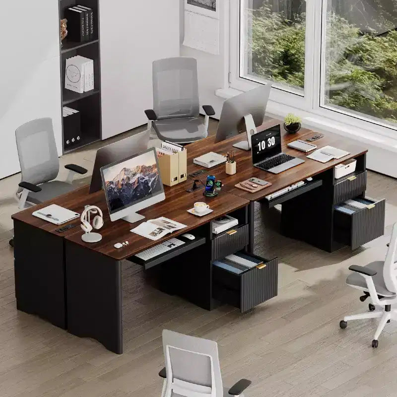 Scrivania da 55" con prese di corrente, vassoio per tastiera e cassetti – Nero / Rovere marrone / Rovere naturale / Noce, 1 persona