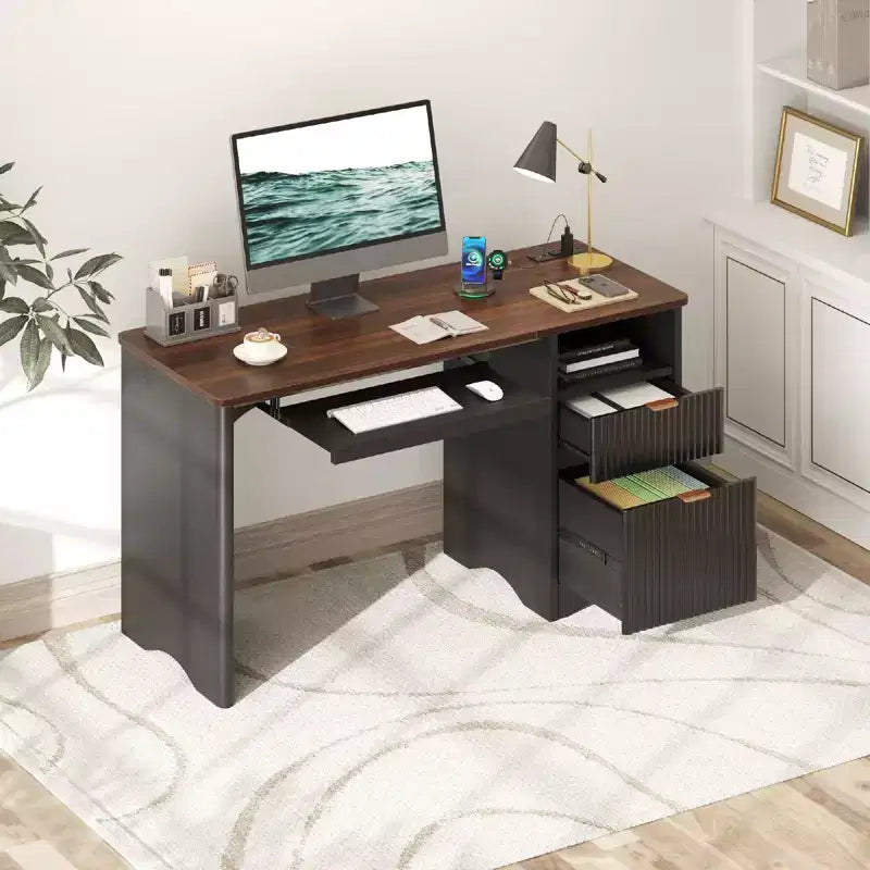 Scrivania da 55" con prese di corrente, vassoio per tastiera e cassetti – Nero / Rovere marrone / Rovere naturale / Noce, 1 persona