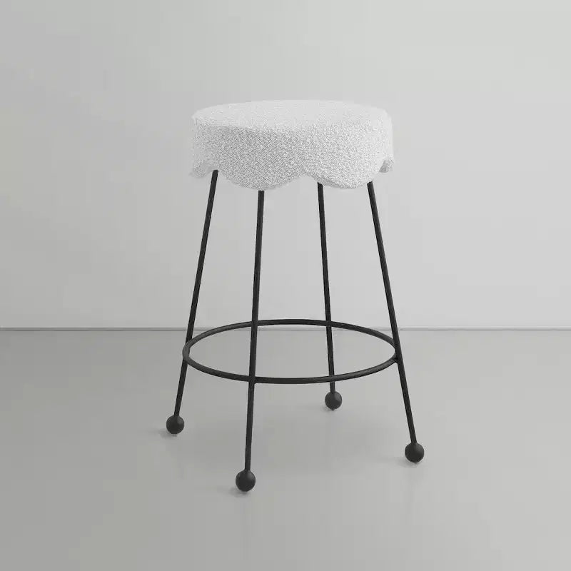 Sgabello da bancone senza schienale rotondo in bouclé color crema, seduta singola