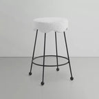 Sgabello da bancone senza schienale rotondo in bouclé color crema, seduta singola