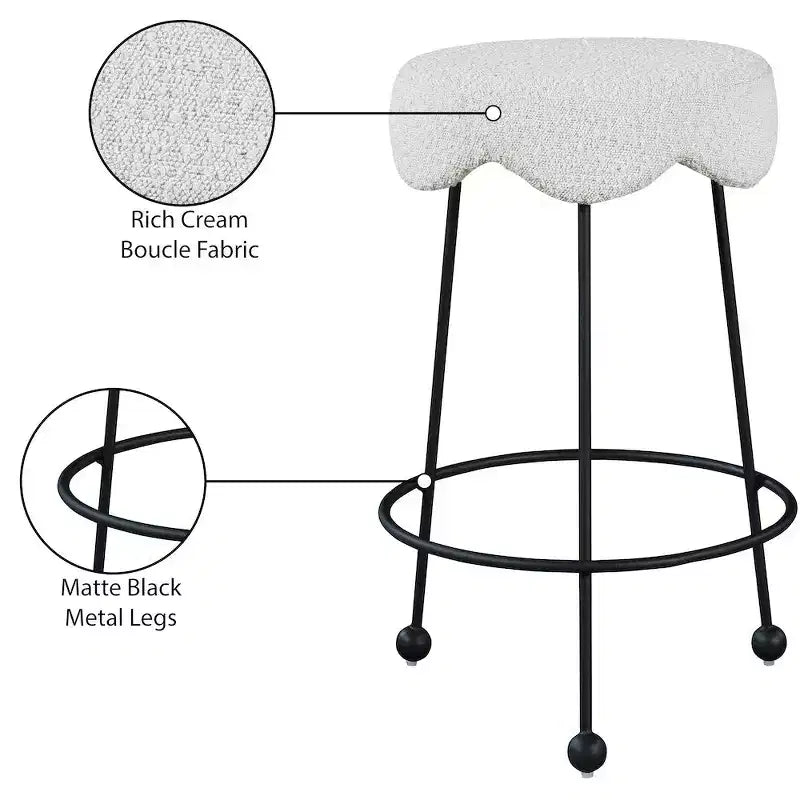 Sgabello da bancone senza schienale rotondo in bouclé color crema, seduta singola