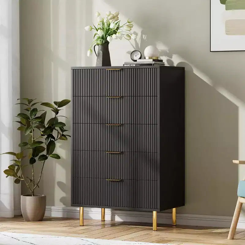 Comò a 5 cassetti scanalato con maniglie dorate – Nero / Grigio Verde Opaco / Bianco e Legno