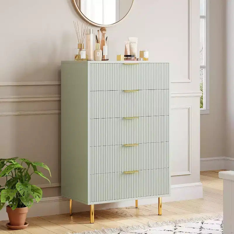 Comò a 5 cassetti scanalato con maniglie dorate – Nero / Grigio Verde Opaco / Bianco e Legno