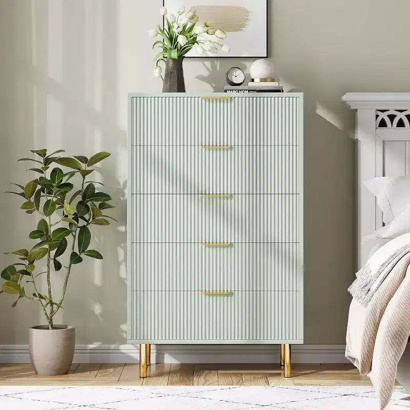 Comò a 5 cassetti scanalato con maniglie dorate – Nero / Grigio Verde Opaco / Bianco e Legno