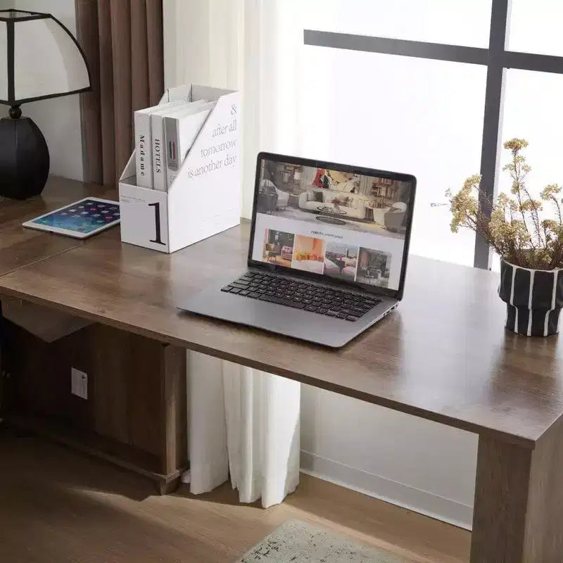 Scrivania ad angolo a L con piano sollevabile, colore marrone venato legno, monoposto, con cassetti e porte di ricarica